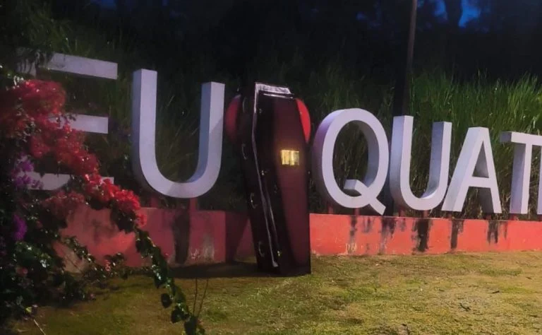 Mulher encontra caixão em frente a letreiro de cidade no Paraná; vídeo