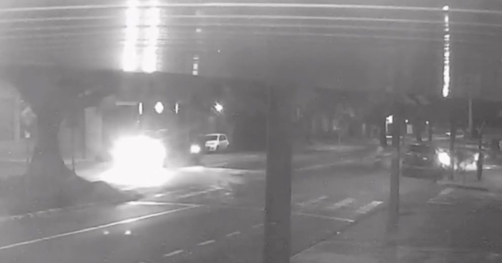 Mulher que estava na garupa de motociclista morto em grave acidente em Maringá permanece em coma no hospital; vídeo