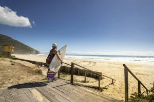 Onda perfeita: como o litoral brasileiro molda talentos no surf e nos esportes aquáticos