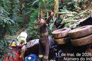 Passageira de caminhão morre em acidente no viaduto dos padres