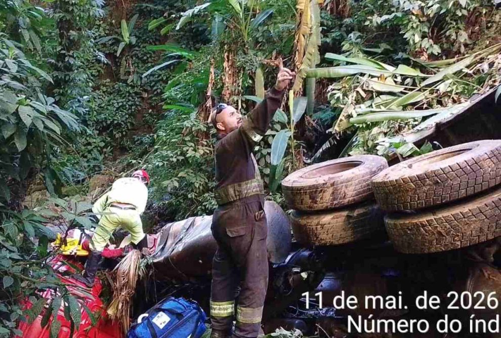 Passageira de caminhão morre em acidente no viaduto dos padres