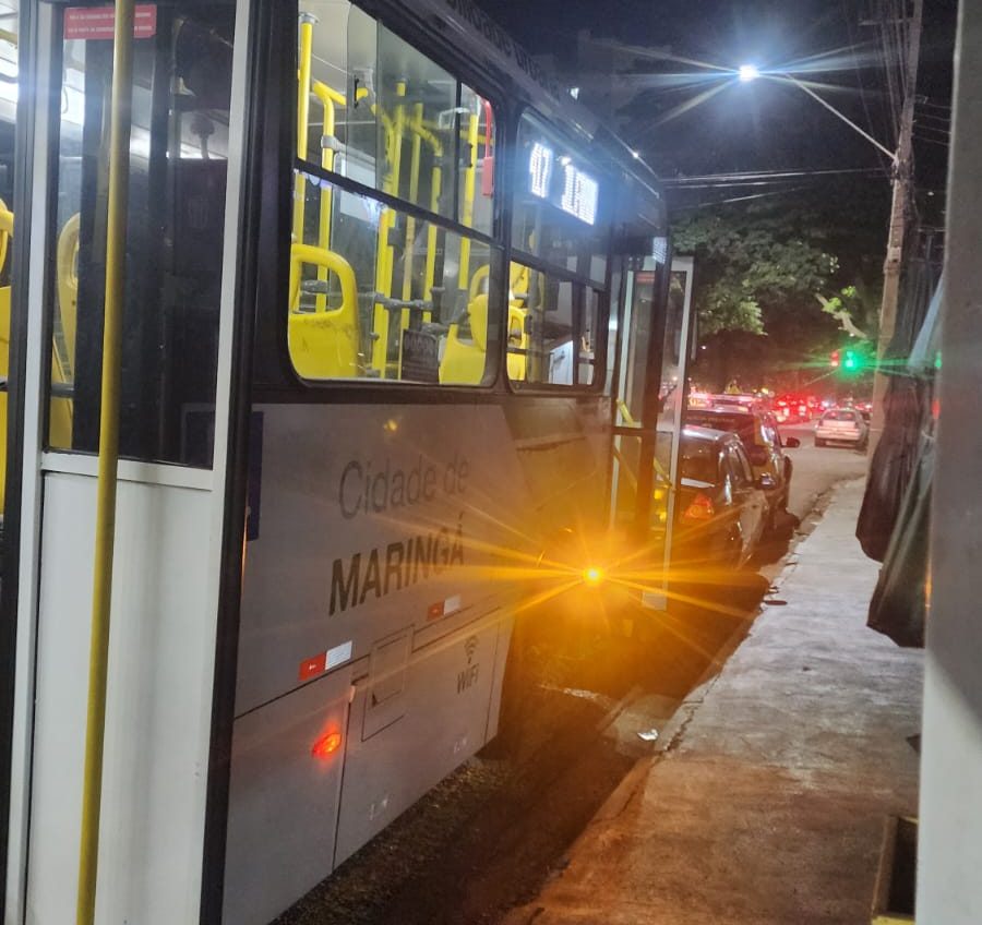 Passageiros ficam feridos após adolescentes arremessarem pedras dentro de ônibus do transporte coletivo, em Maringá