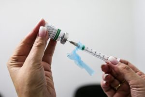 Vacinação contra a gripe continuará no Paraná para atingir grupos prioritários