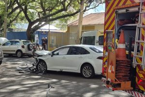 Van escolar que transportava crianças se envolve em acidente e veículo atinge poste em Maringá; vídeo