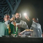 Após apagão, missa de Santa Rita é celebrada à luz de celulares em Mandaguaçu