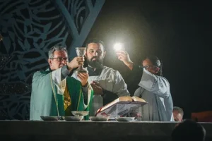 Após apagão, missa de Santa Rita é celebrada à luz de celulares em Mandaguaçu