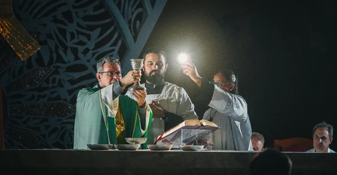 Após apagão, missa de Santa Rita é celebrada à luz de celulares em Mandaguaçu