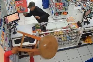 Atendente usa banquinho para espantar ladrão armado e frustra assalto em farmácia de Londrina; veja o vídeo