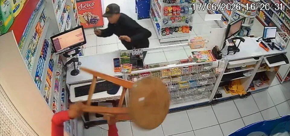 Atendente usa banquinho para espantar ladrão armado e frustra assalto em farmácia de Londrina; veja o vídeo