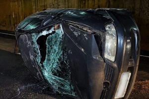 Carro capota após bater na traseira de carreta no Contorno Norte de Maringá; frente do veículo fica destruída