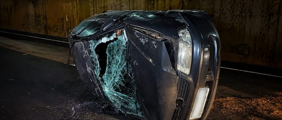 Carro capota após bater na traseira de carreta no Contorno Norte de Maringá; frente do veículo fica destruída