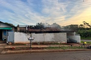 Casa é destruída por incêndio de grandes proporções em Maringá; imóvel foi consumido pelas chamas
