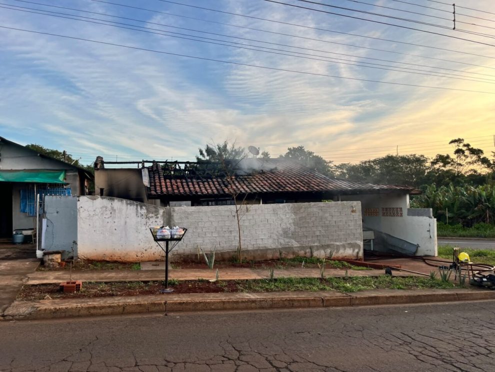 Casa é destruída por incêndio de grandes proporções em Maringá; imóvel foi consumido pelas chamas