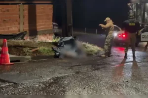 Ciclista de 29 anos morre ao colidir contra poste