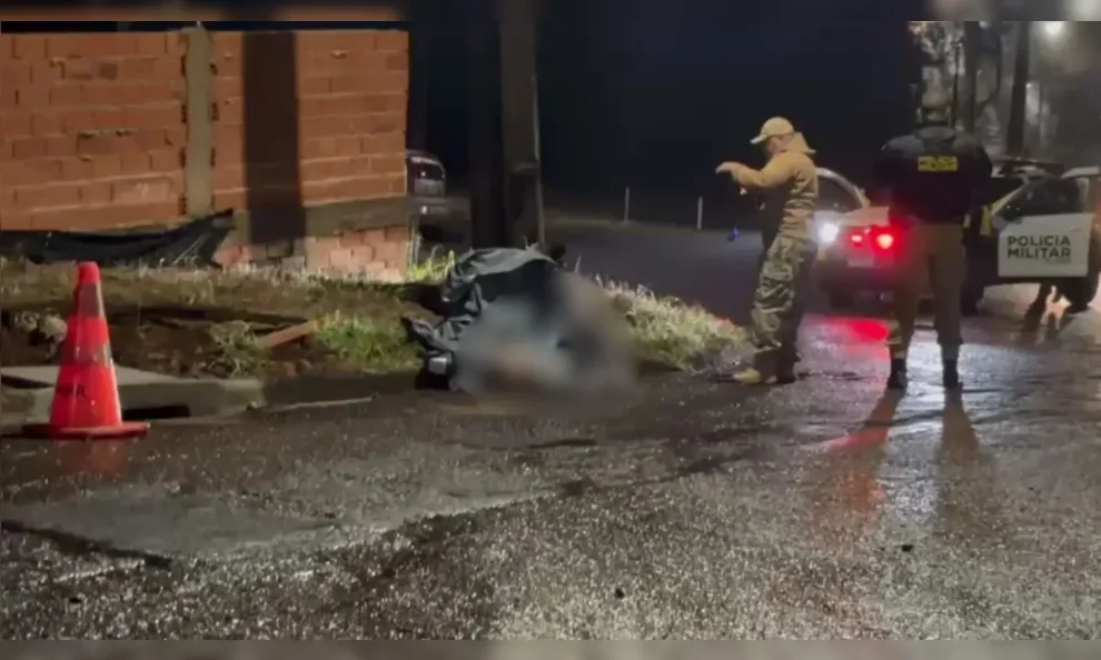 Ciclista de 29 anos morre ao colidir contra poste