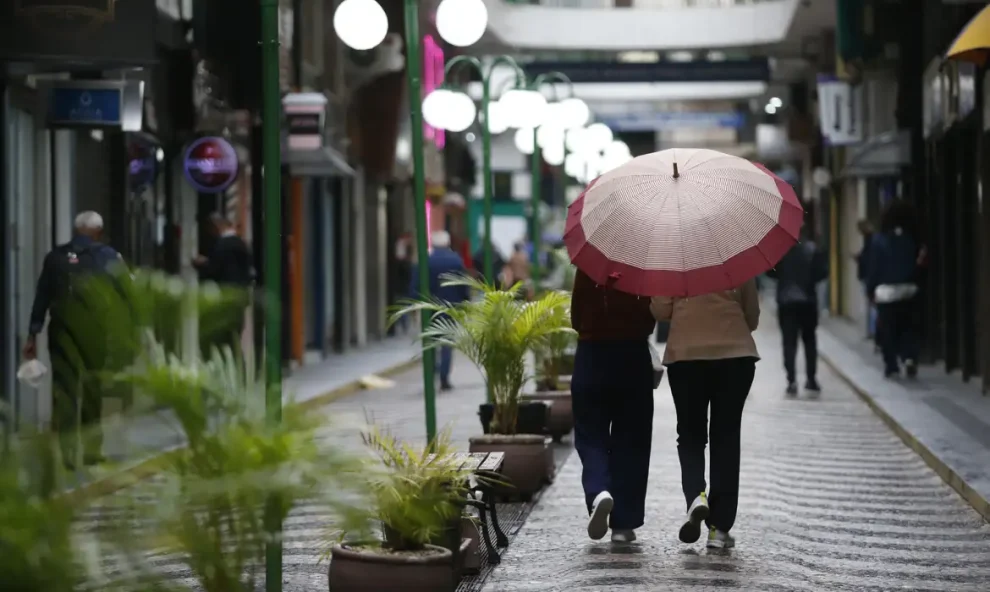 Domingo será de chuva e temperaturas amenas em todo o Paraná; veja a previsão