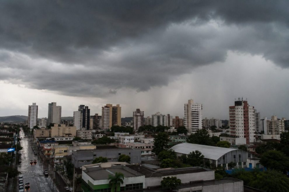 Frente fria e ciclone já têm data para chegar e provocam nova virada no tempo no Paraná