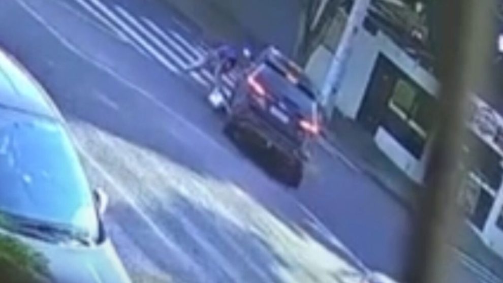 Gestante de 8 meses e criança de 2 anos são atropeladas na faixa de pedestres em Maringá; câmeras registram o acidente