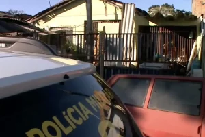 Homem tenta matar irmão a pauladas no Paraná; pais impediram