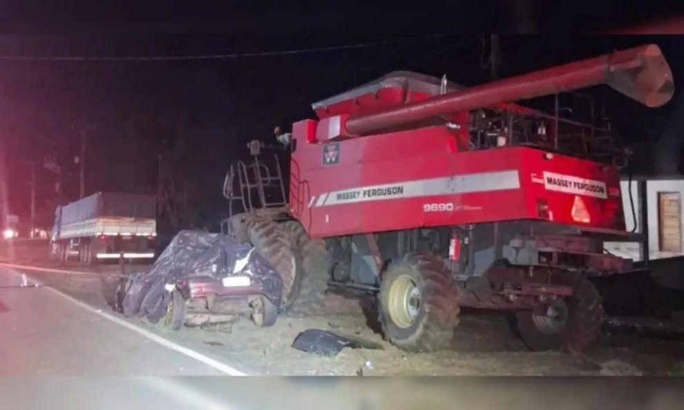 Jovem de 19 anos morre após bater carro contra máquina agrícola no PR