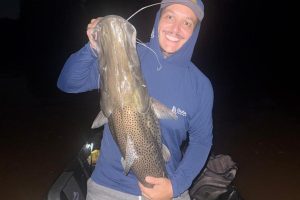 Maringaense fisga raro exemplar de pintado no Rio Ivaí e impressiona com tamanho do peixe; veja relato