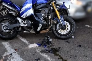 Moto de alta cilindrada fica destruída após colisão com carro em cruzamento de Maringá; jovem de 18 anos é socorrido em estado grave