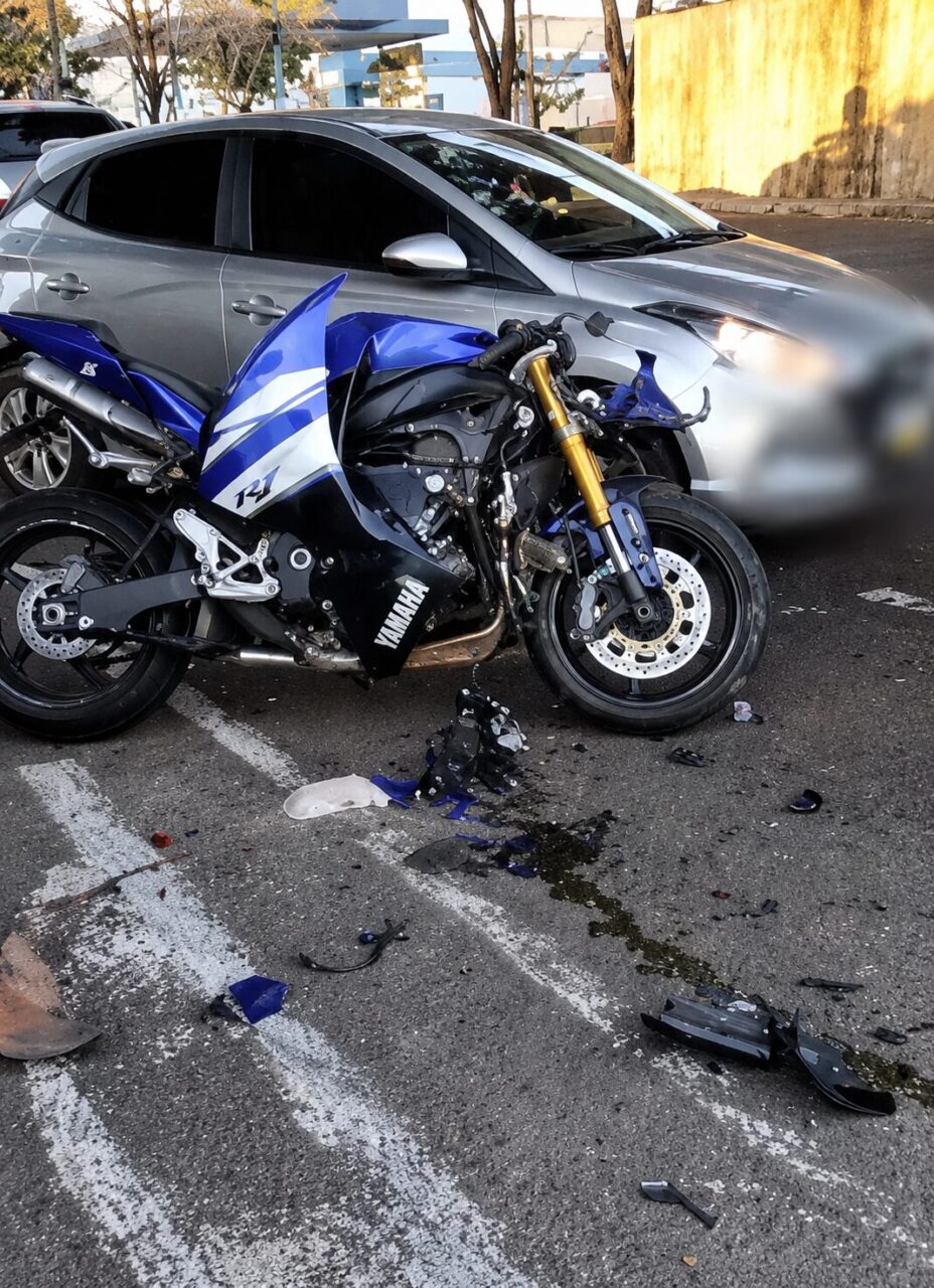 Moto de alta cilindrada fica destruída após colisão com carro em cruzamento de Maringá; jovem de 18 anos é socorrido em estado grave