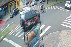 Motociclista é arremessado após colisão com carro em avenida de Maringá; câmera registra tudo