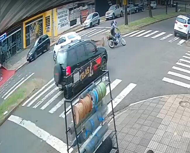 Motociclista é arremessado após colisão com carro em avenida de Maringá; câmera registra tudo