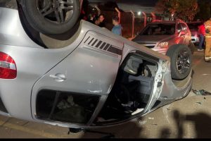 Motorista atinge três veículos estacionados e capota carro em cruzamento de Sarandi