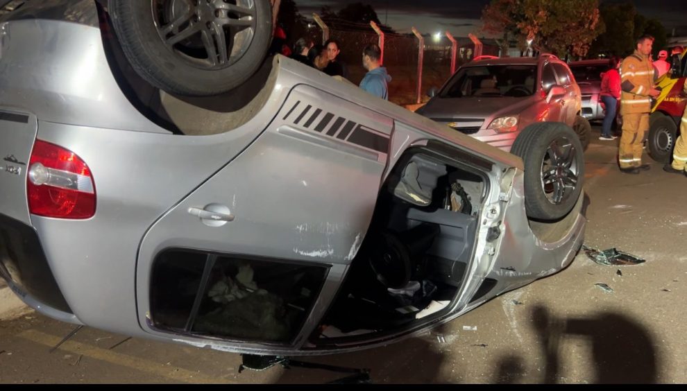 Motorista atinge três veículos estacionados e capota carro em cruzamento de Sarandi