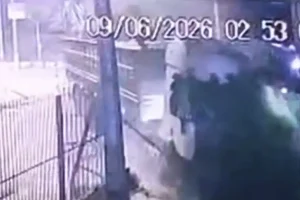 Motorista de carreta perde controle e destrói muro de prédio em Londrina