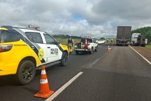 Motorista perde controle na chuva e bate de frente com caminhão na PR-323, em Paiçandu