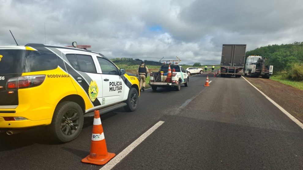 Motorista perde controle na chuva e bate de frente com caminhão na PR-323, em Paiçandu