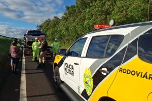 Mulher fica ferida após caminhonete capotar na PR-317, em Maringá