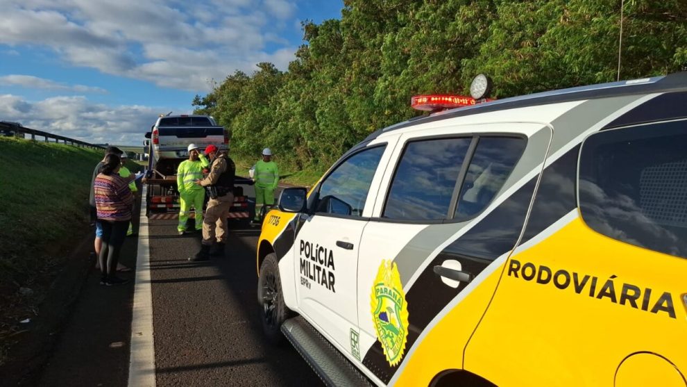 Mulher fica ferida após caminhonete capotar na PR-317, em Maringá
