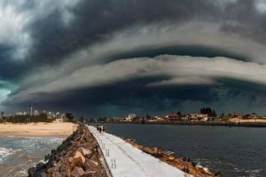 Novo ciclone avança sobre o Brasil e coloca Paraná em alerta para temporais; chuva pode passar de 100 mm