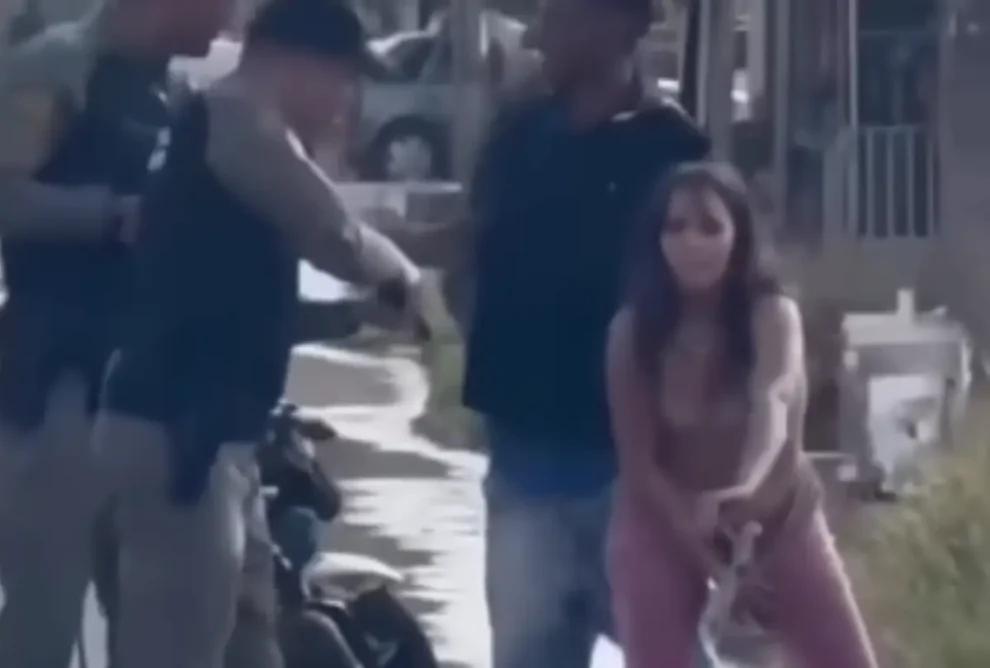 Parto? Mulher tira arma de dentro da calça durante ação da PM