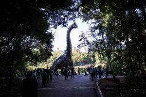 Quase 100 mil visitantes já passaram por exposição de dinossauros no Parque do Ing; vídeo