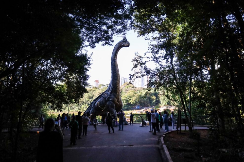 Quase 100 mil visitantes já passaram por exposição de dinossauros no Parque do Ing; vídeo