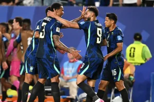 Seleção Brasileira resolve no primeiro tempo, bate o Haiti por 3 a 0 e lidera grupo C da Copa do Mundo