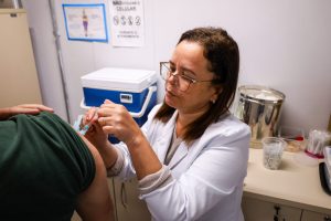 Veja quando o imunizante estará disponível para o público geral em Maringá