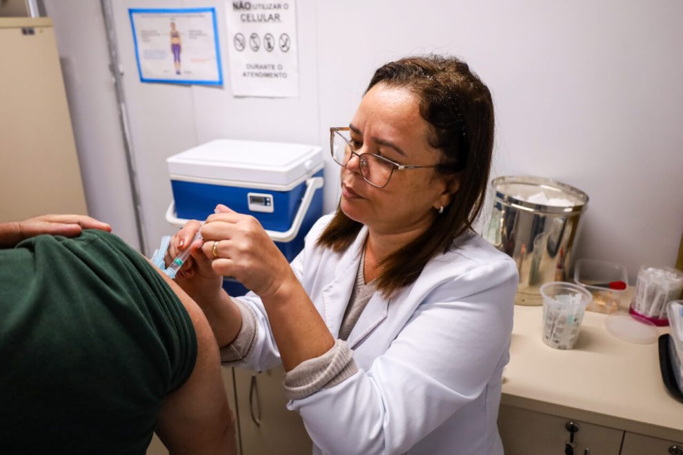Veja quando o imunizante estará disponível para o público geral em Maringá