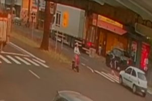 Vídeo mostra adolescente de 16 anos sendo atropelada na faixa de pedestres em avenida de Maringá