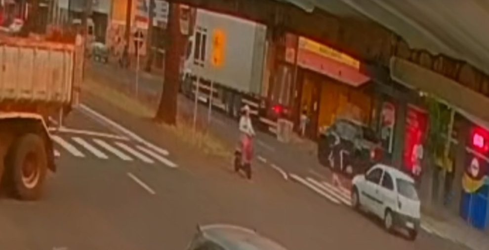 Vídeo mostra adolescente de 16 anos sendo atropelada na faixa de pedestres em avenida de Maringá