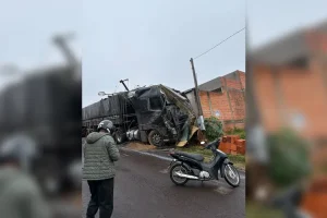 Vídeo mostra cenário de destruição deixado por carreta bitrem no Paraná