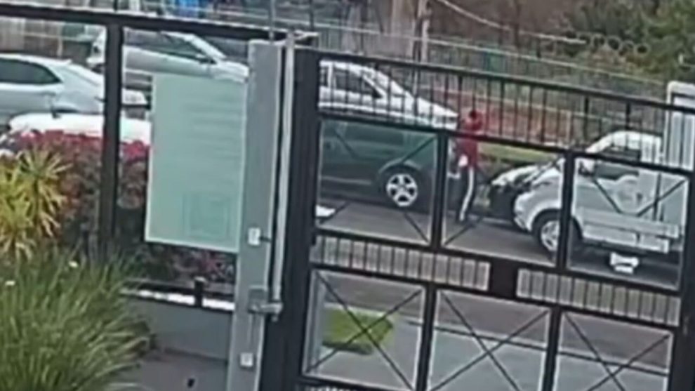 Vídeo mostra furgão de entrega batendo em carro estacionado e indo embora após motorista ver estrago em Maringá