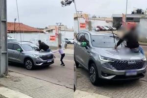 Vídeo mostra motorista em cima de capô de carro durante briga de trânsito no PR; veja