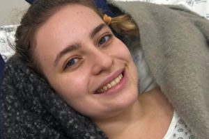 jovem atingida por galho em praça no Paraná apresenta leve reação após polilaminina