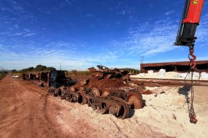 Acidente de trem espalha 200 toneladas de fertilizante na zona rural de Marialva; Veja Fotos